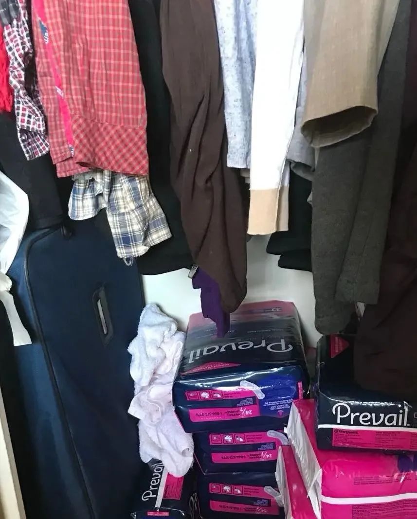 高耀洁很多衣服都打着补丁