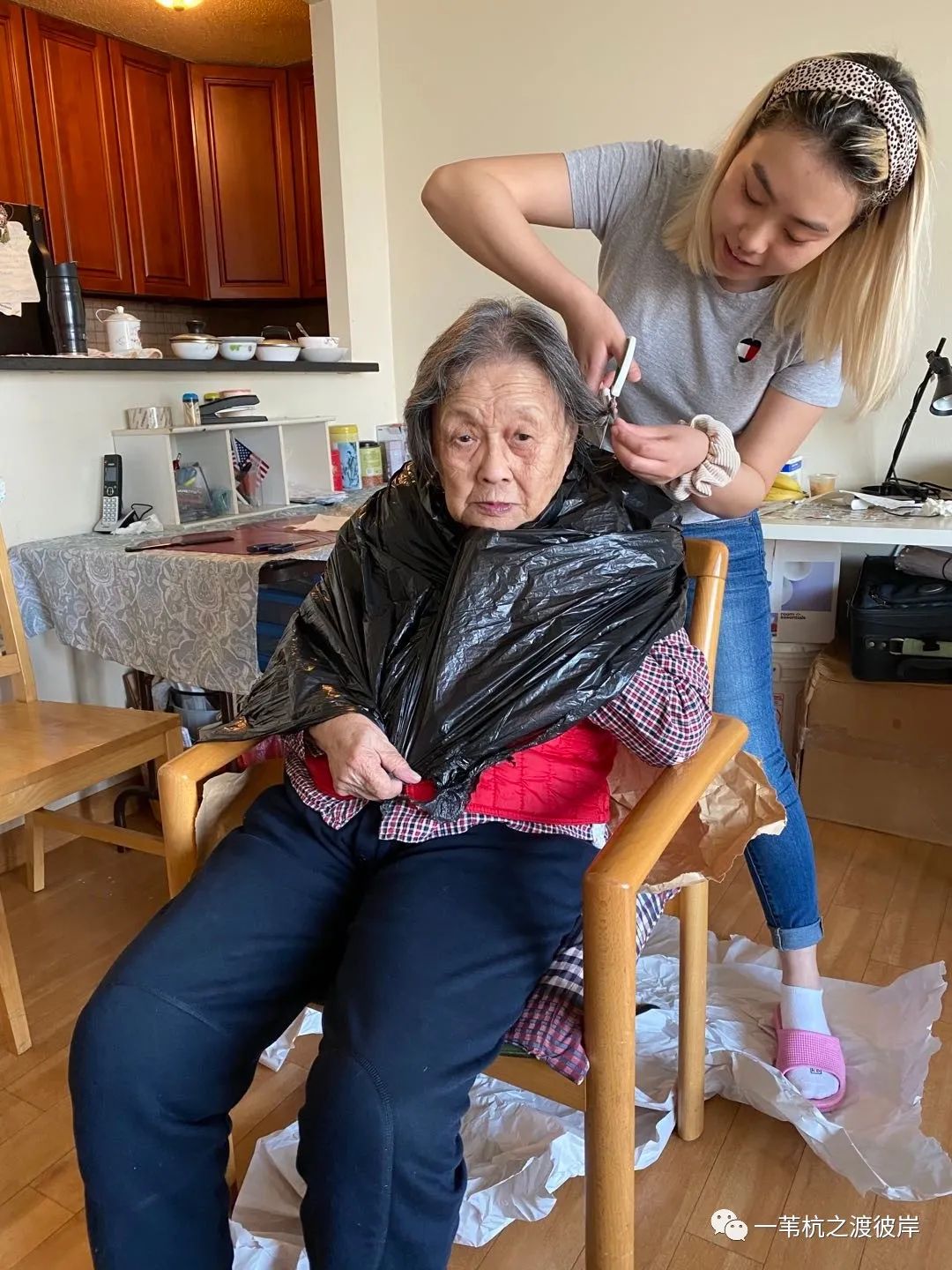疫情期间,年轻朋友上门给高耀洁剪发