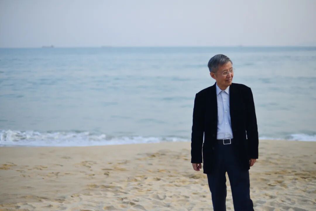 金观涛在海边