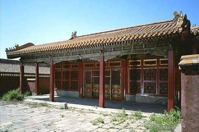 弘德殿位于乾清宫西侧,是同治帝入学读书的地方 弘德殿位于乾清宫西侧,是同治帝入学读书的地方