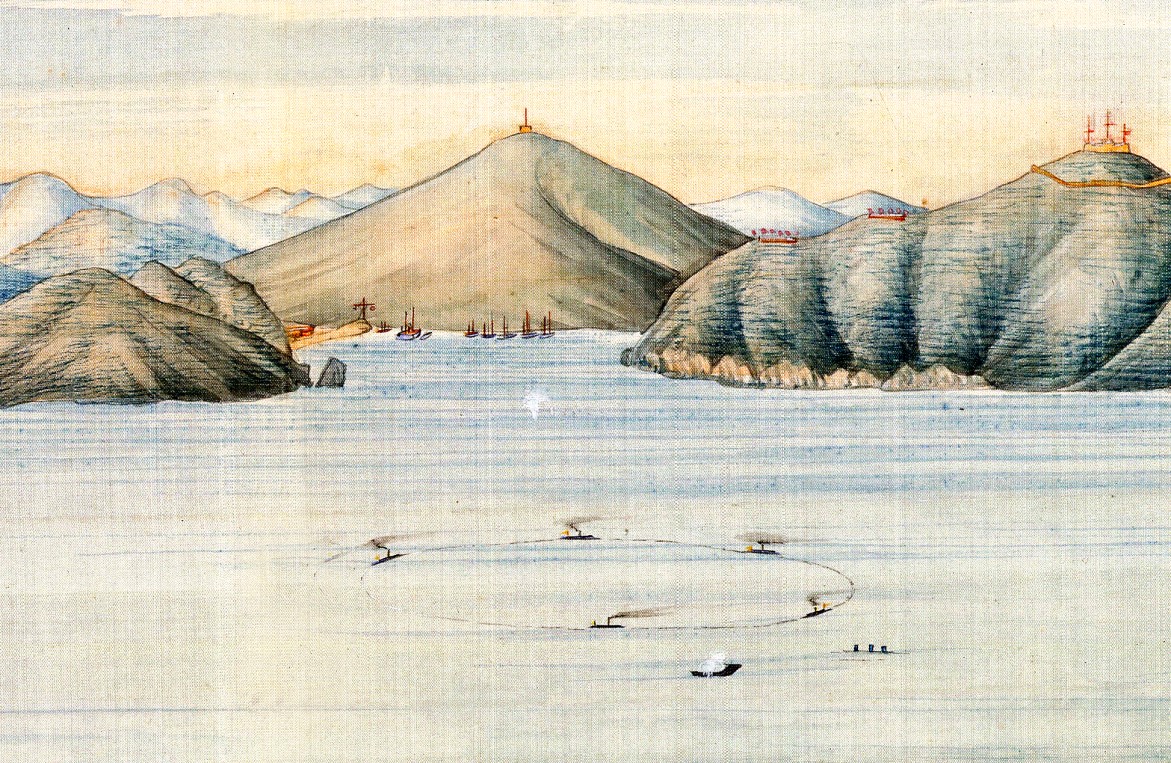 《渤海阅操图册》之《旅顺水操》局部，画正面为白玉山，右侧为黄金山，左侧为老虎尾