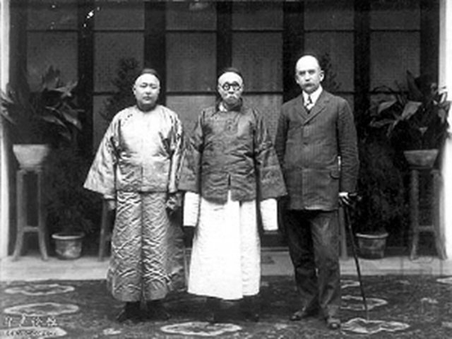 蔡乃煌(中)与美国人福开森(右)合影 蔡乃煌(中)与美国人福开森(右)合影