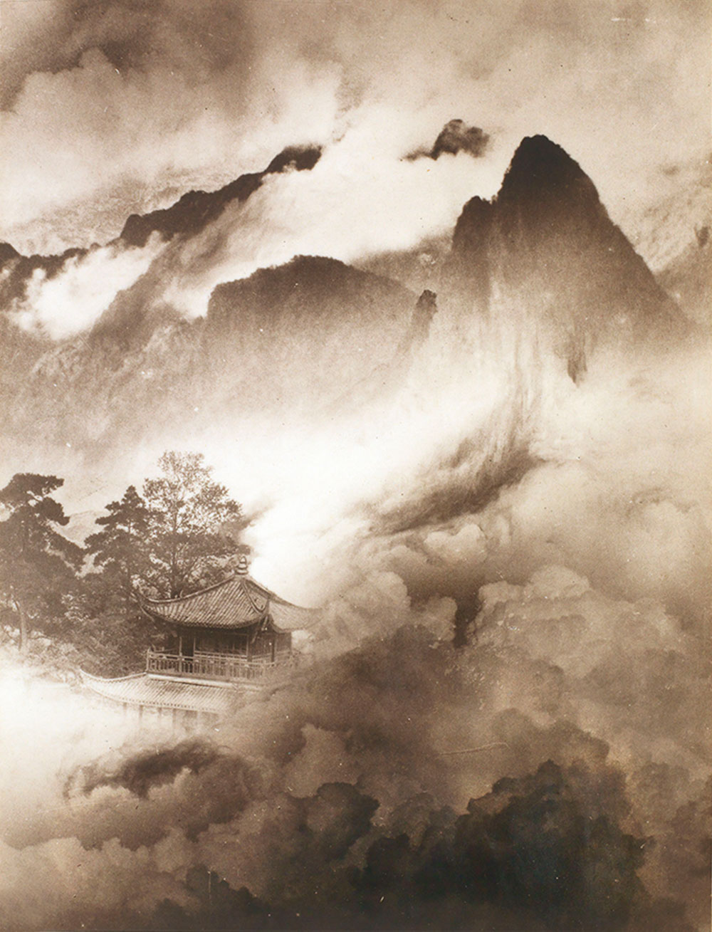 郎静山作品《仙山楼阁》,至少用了三种素材集锦而成 郎静山作品《仙山楼阁》,至少用了三种素材集锦而成