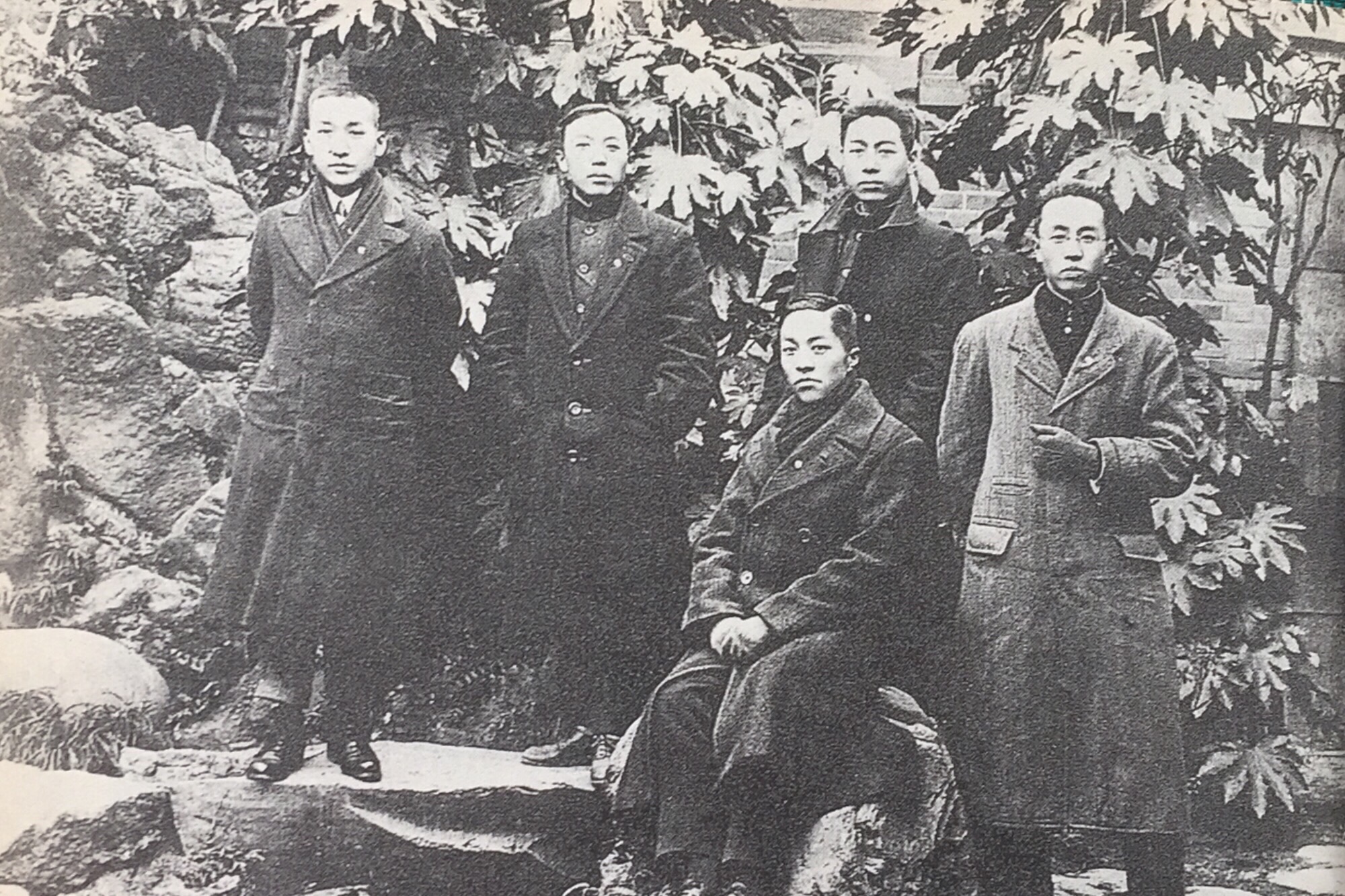 周恩来(右2)与南开同学合影 周恩来(右2)与南开同学合影