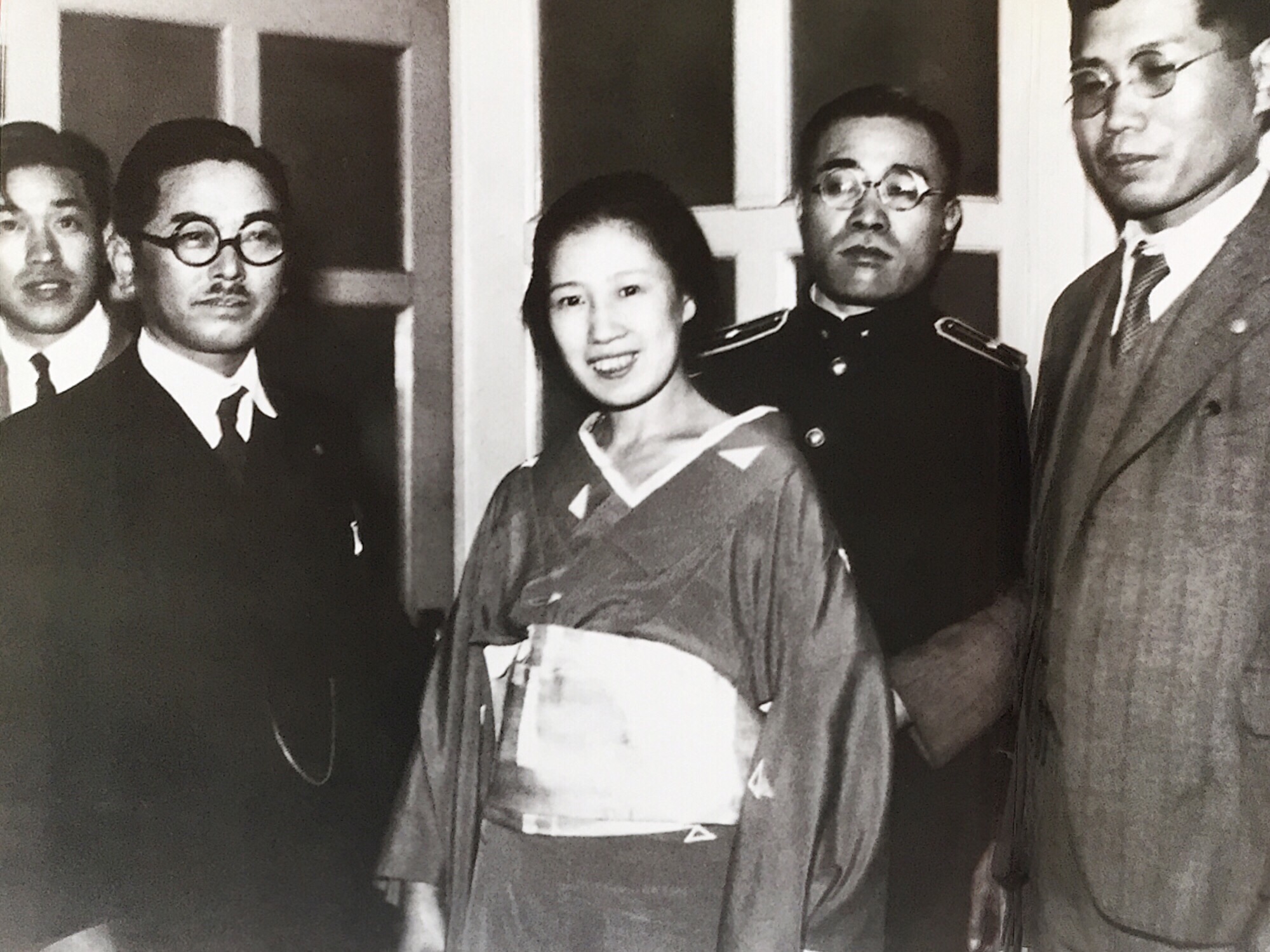 艺伎阿部定情杀吉藏后的两天后(1936年5月20日),被警方逮捕时的新闻照片 艺伎阿部定情杀吉藏后的两天后(1936年5月20日),被警方逮捕时的新闻照片