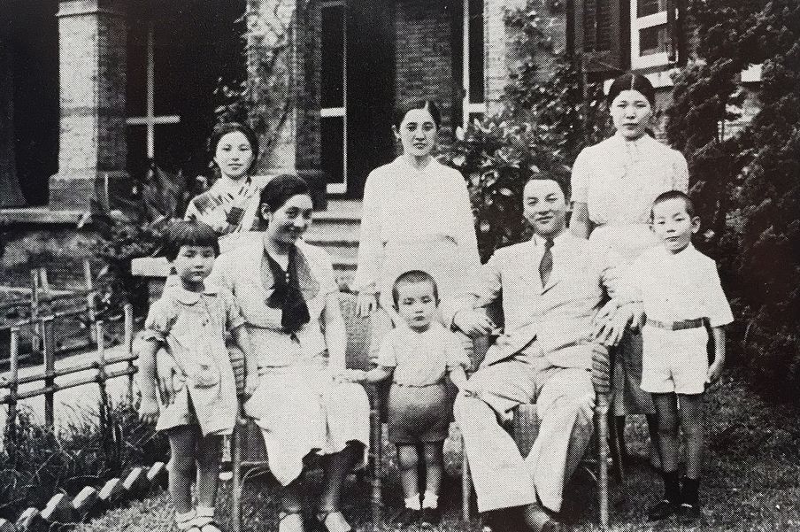 在位于上海斯考特路的家中(松本夫妇,孩子和三名女佣,1937年)