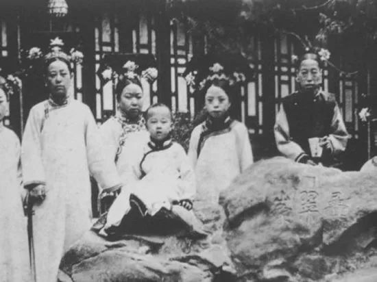 右一为隆裕太后,右三为溥仪。 右一为隆裕太后,右三为溥仪
