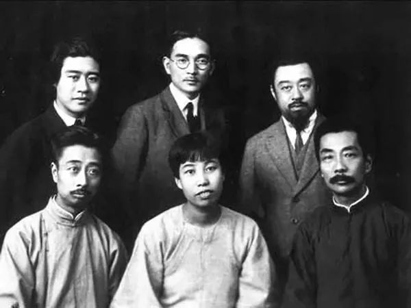 后排左一为孙福熙