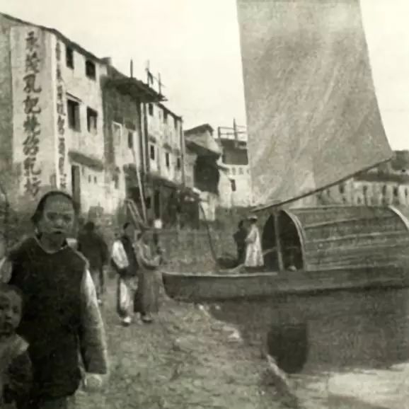 罗安逸所乘坐的船停在钱塘江边