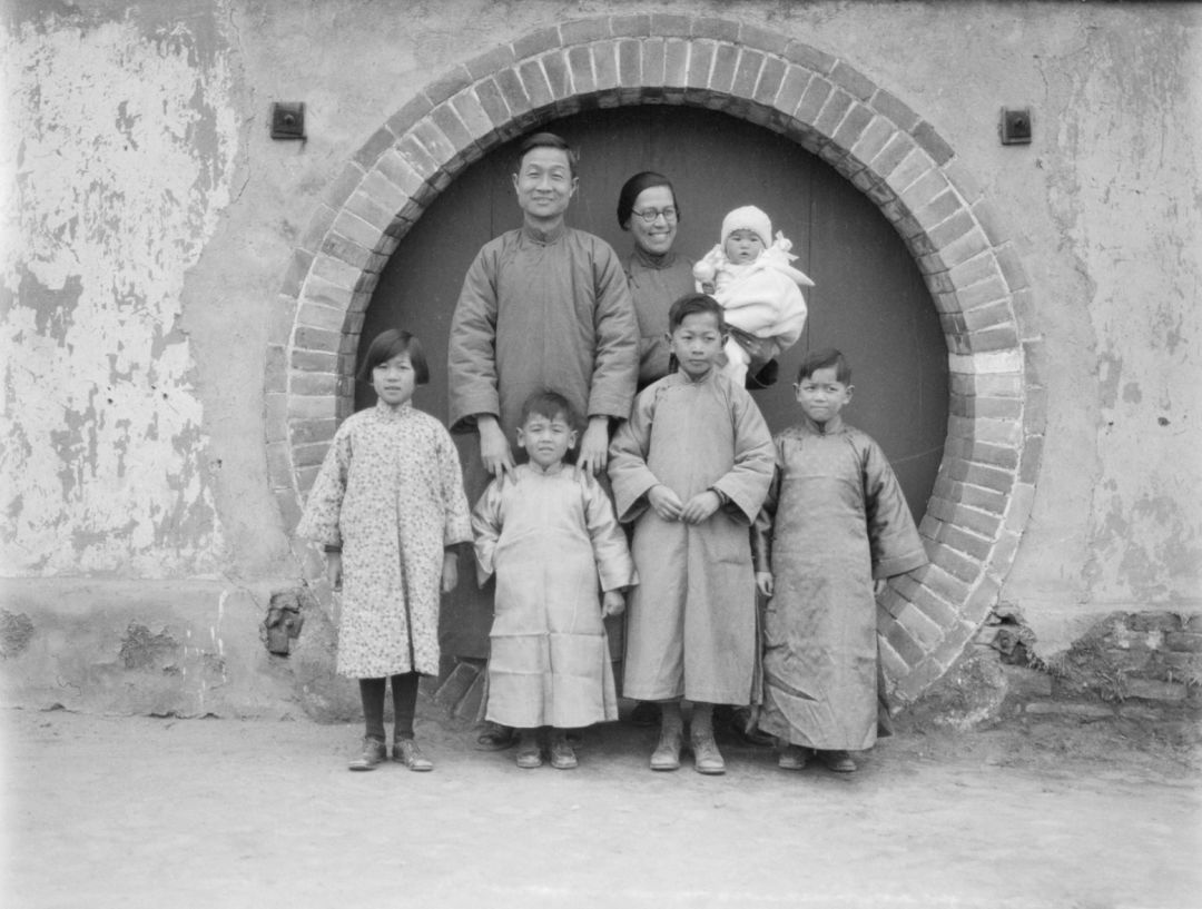 全家移居定县后的晏阳初及家人,1931-1932
