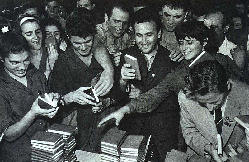 1968年4月,阿尔巴尼亚民众选购毛泽东语录