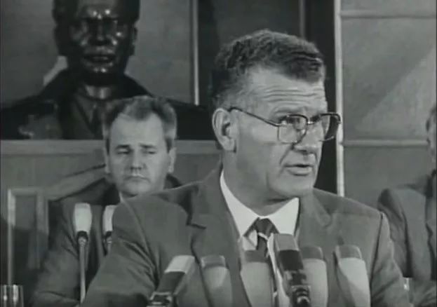 1987年塞尔维亚共盟十届八中全会,米洛舍维奇 (后) 打倒斯坦鲍利奇 (前)