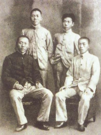 鲁迅(后右)与许寿裳(后左)1904年在日本