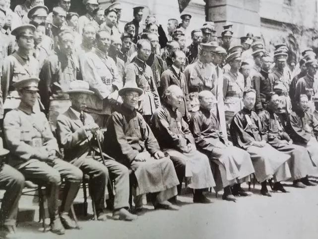 927年4月,国民政府定都南京典礼,前排自左至右依次为蒋介石、萧佛成、邓泽如、蔡元培、吴稚晖等