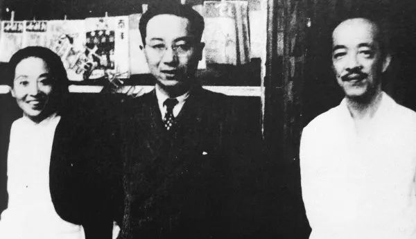 1947年,沈兹九、费孝通、胡愈之(从左至右)在南洋出版社前合影