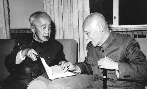 1979年9月27日,胡愈之(左)和叶圣陶在观看新出版的《辞源》修订本