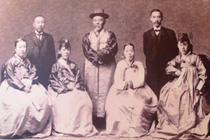 1906年,赴任韩国统监之前,伊藤博文与妻梅子(前左二)等身着朝鲜民族服装合影