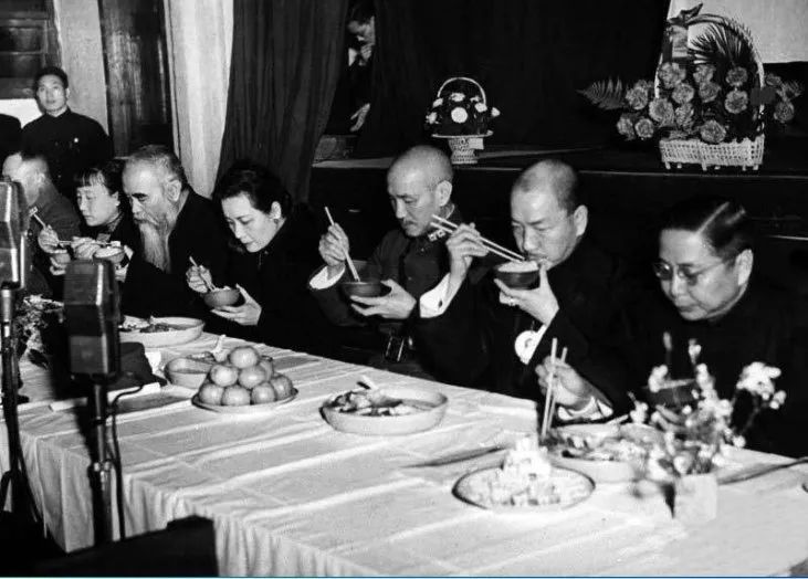 1941年2月,蒋介石及夫人宋美龄在重庆参加新生活运动七周年晚宴上与社会各界贤达带头食素。
