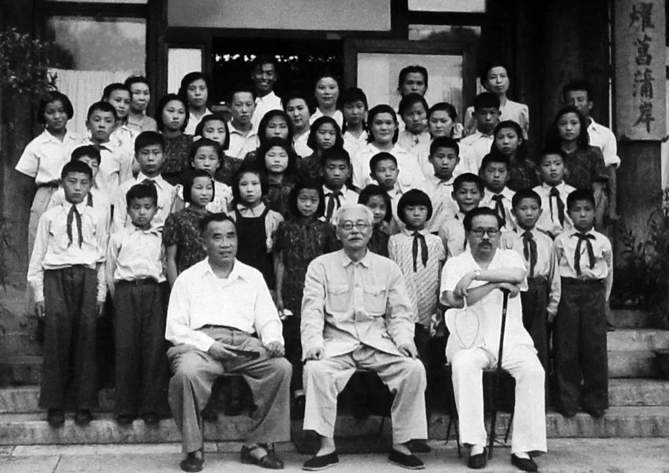 1950年,32名说俄语的中国孩子回国,朱德、任弼时(前排右一)、江青(最后排右一)在中南海接见他们