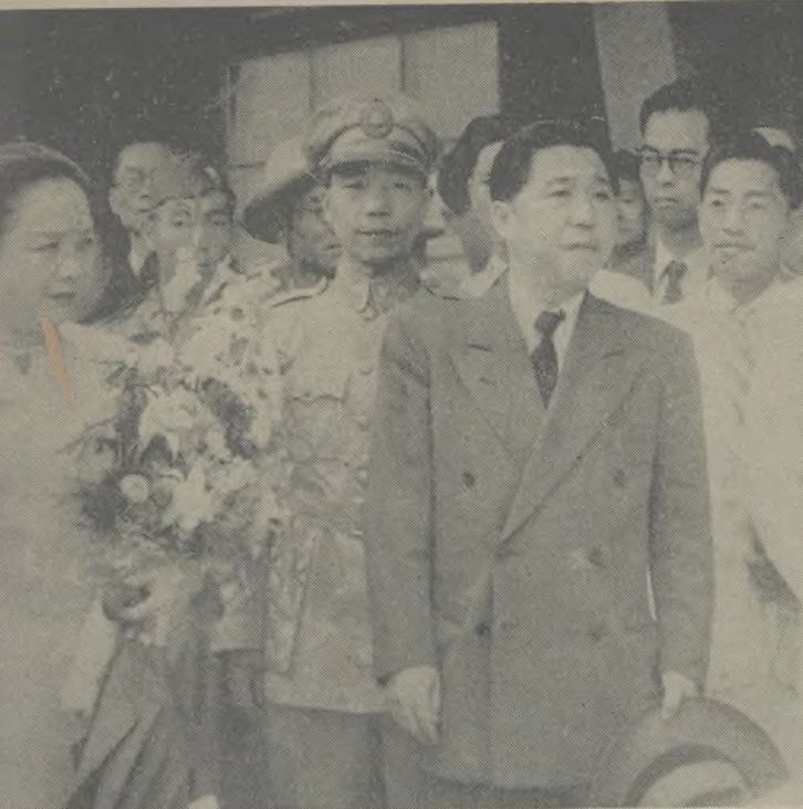 1947年5月15日,魏道明偕夫人郑毓秀抵台赴任,着军装者为台湾警备司令彭孟缉。