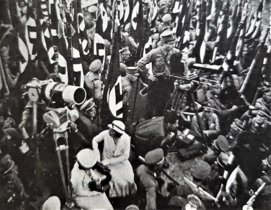 莱妮·里芬施塔尔(中间穿色大衣回首者)在纽伦堡拍摄现场,1934年8月