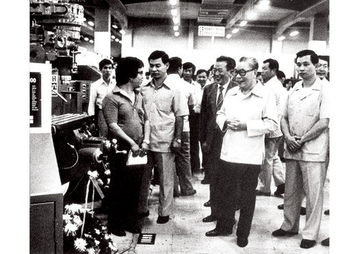 1981年4月11日,台北松山机场外贸协会展览场,蒋经国(右二)参观机械展售会。图/CFP