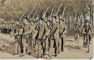 3-劳改中的杨小凯(前行右二)