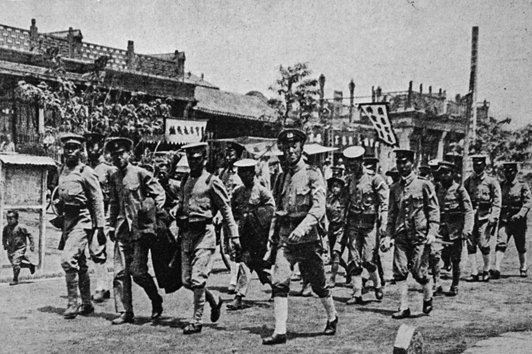 五四运动时期,武警在北京街头巡逻。
