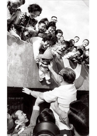 1977年,蒋经国在台湾的一次运动会上与民众交流。图/CFP