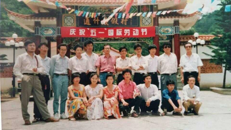 1990年代åˆï¼Œæµ·å—ï¼ŒåŽæŽ’å·¦èµ·ï¼šåˆ˜å†›ã€è®¸ç«‹ã€æ½˜çŸ³å±¹ã€çŽ‹åŠŸæƒï¼Œå†¯ä»‘ã€æ˜“å°è¿ªã€çŽ‹å¯å¯Œã€‚